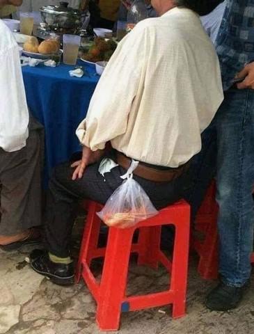 Phần đồ ăn được người đàn ông buộc vào thắt lưng khiến nhiều người không khỏi chú ý