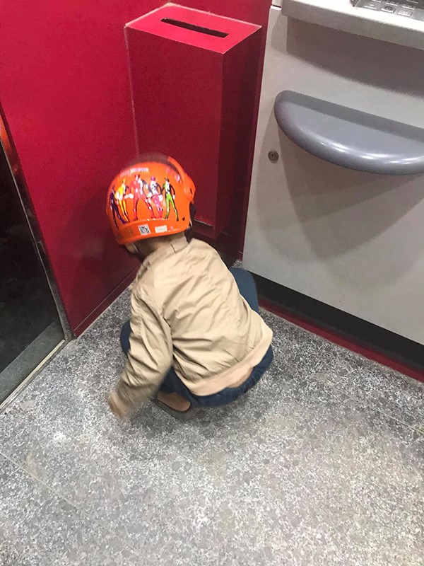 Hành động của bé trai hơn 4 tuổi tại cây ATM khiến người lớn nhìn vào phải giật mình 'xấu hổ' 0