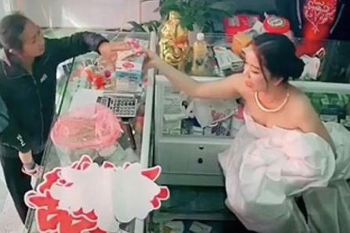 Chuẩn bị lên xe hoa về nhà chồng, cô dâu vẫn đon đả chạy ra bán thuốc cho khách - Báo Gia Đình Việt Nam - Chuyên Trang Đời Sống Plus