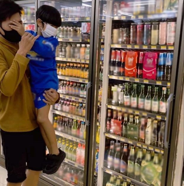 Hai bố con liên tục bịt mắt nhau khi đi siêu thị, mẹ đứng bên cạnh thấy nghi nghi nên chụp ảnh lại, về nhà xem mới ngã ngửa - Ảnh 1.