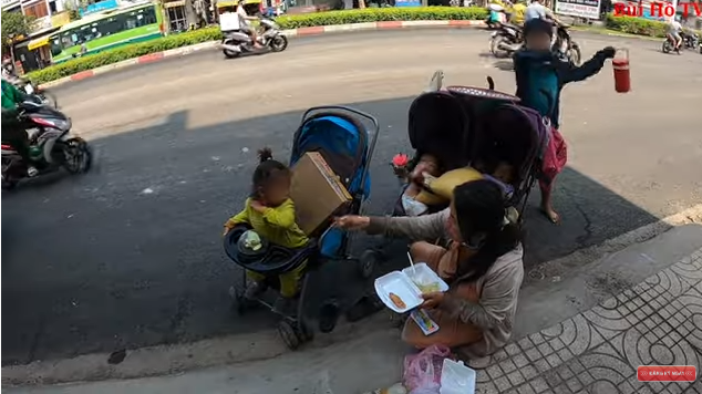 Bé trai 10 tuổi theo mẹ đẩy 3 em trên xe, đi khắp phố Sài Gòn bán vé số: Con không khổ - Ảnh 1.