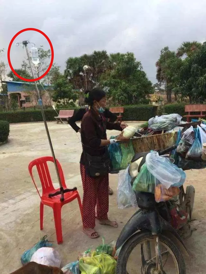 Hình ảnh người phụ nữ vừa truyền thuốc vừa bán rau khiến dân mạng cay mắt - 1