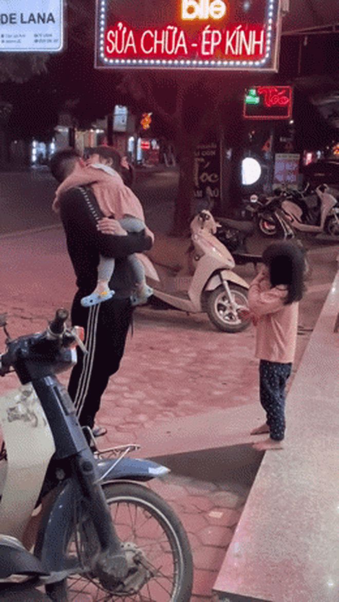 Thấy bạn được bố bế, bé gái buông ánh nhìn ghen tỵ rồi nói một câu tủi thân xót xa - Netizen - Việt Giải Trí