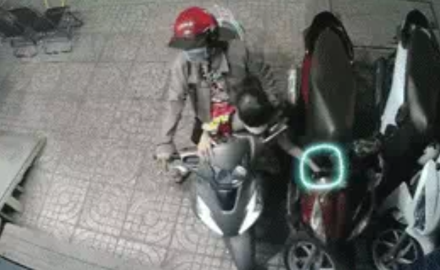 Góc bức xúc: Mẹ nghiêng xe máy, cố tình tạo cơ hội cho con gái nhỏ trộm đồ của người khác