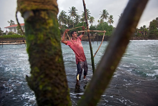  Cận cảnh nghề “đu cột câu cá” độc nhất vô nhị ở quốc gia 22 triệu dân vừa vỡ nợ - Ảnh 2.