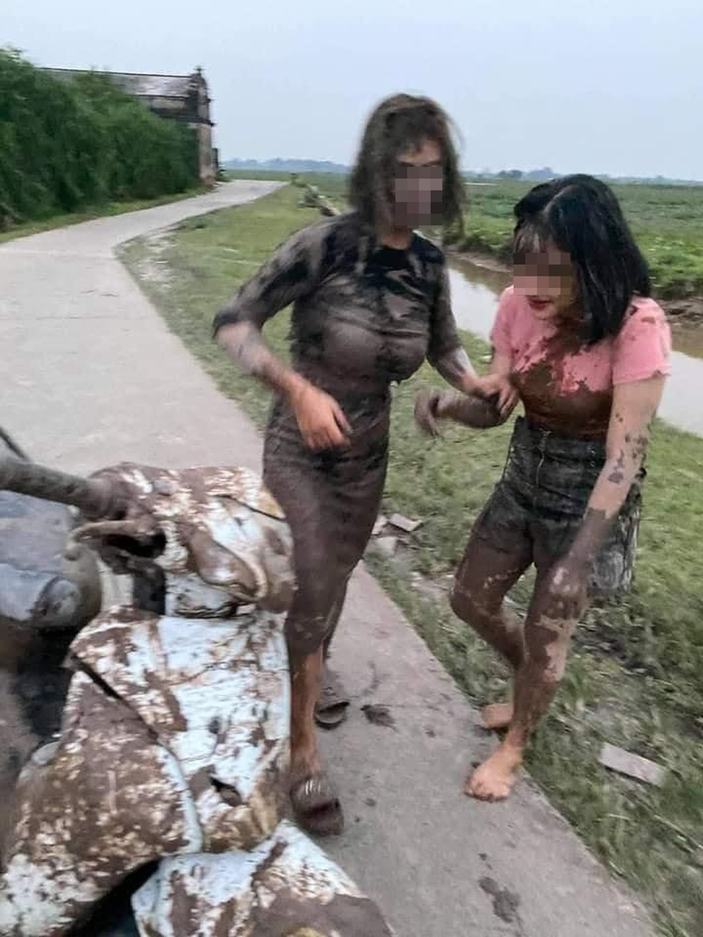 Lao xe máy xuống ruộng, 2 cô gái diện váy bó nhuốm đầy bùn, biểu cảm trái ngược gây chú ý - Ảnh 2.