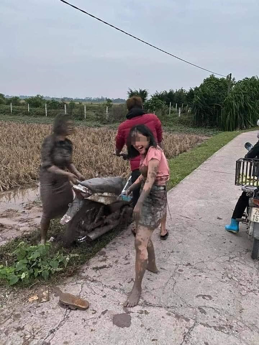 Lao xe máy xuống ruộng, 2 cô gái diện váy bó nhuốm đầy bùn, biểu cảm trái ngược gây chú ý - Ảnh 4.
