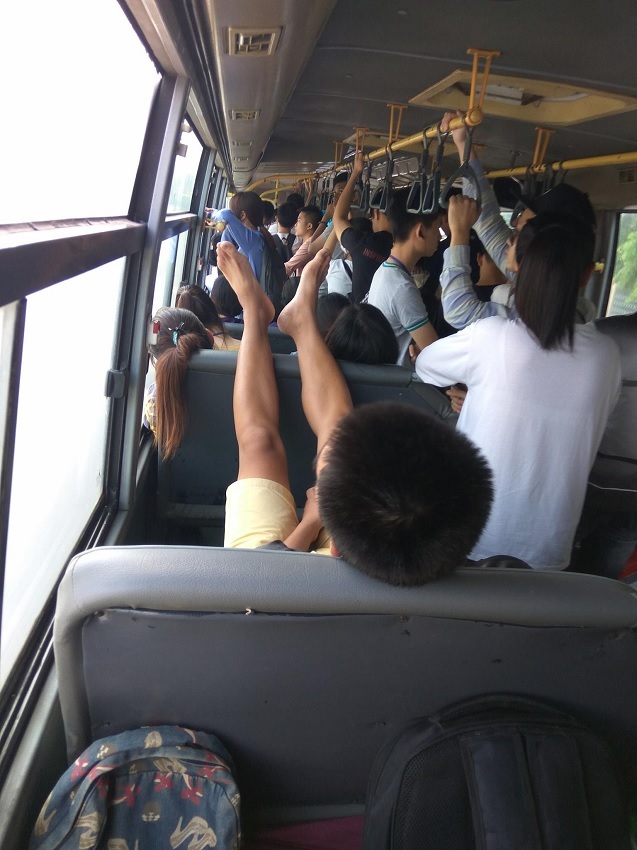 Tranh cãi gay gắt về clip người phụ nữ gác chân lên tay vịn xe bus - Ảnh 3.