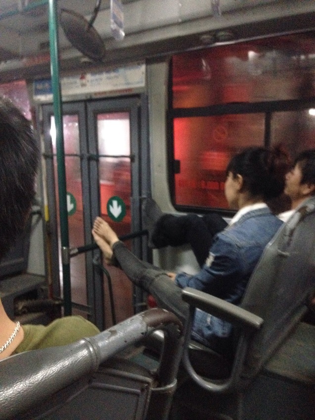 Tranh cãi gay gắt về clip người phụ nữ gác chân lên tay vịn xe bus - Ảnh 4.